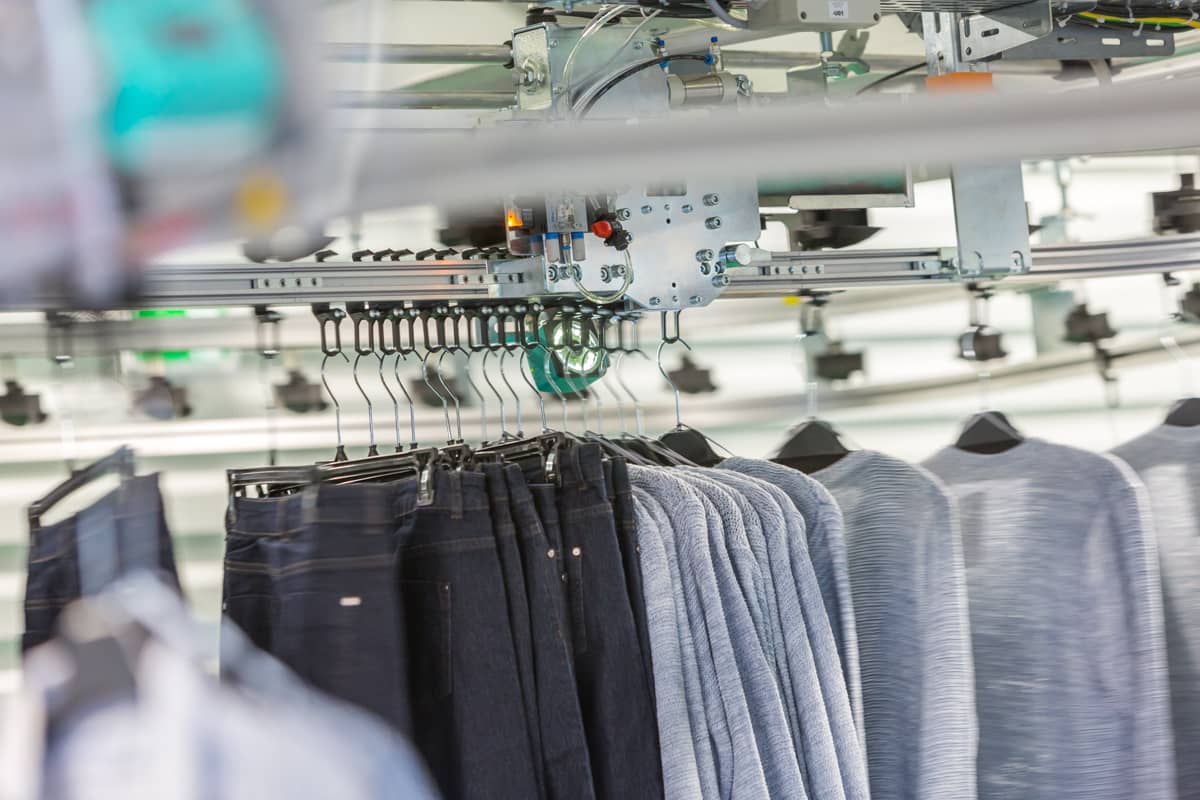 Mode : convoyer, trier et stocker les vêtements efficacement