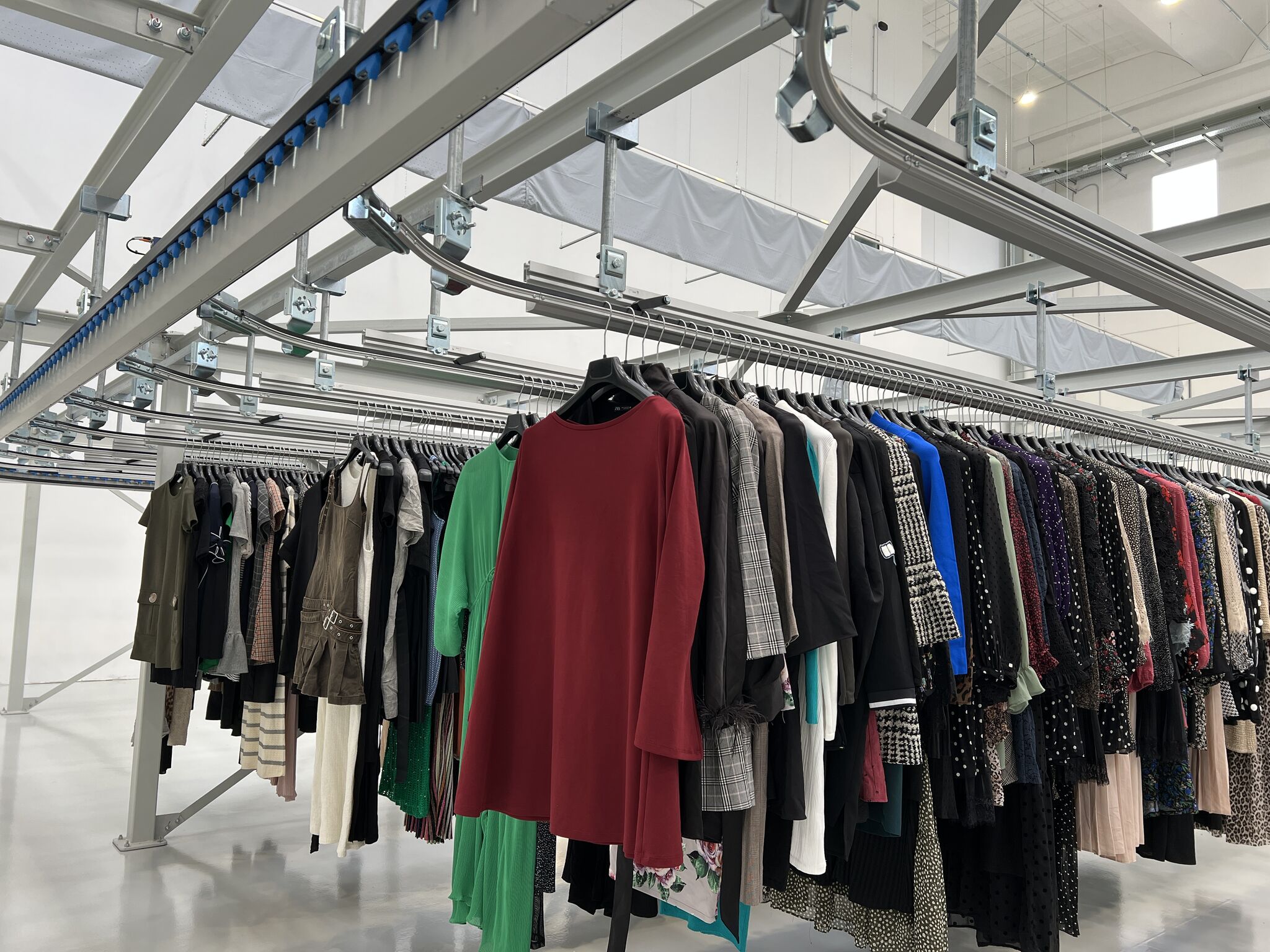 Convoyeurs gravitaires en zone de stockage