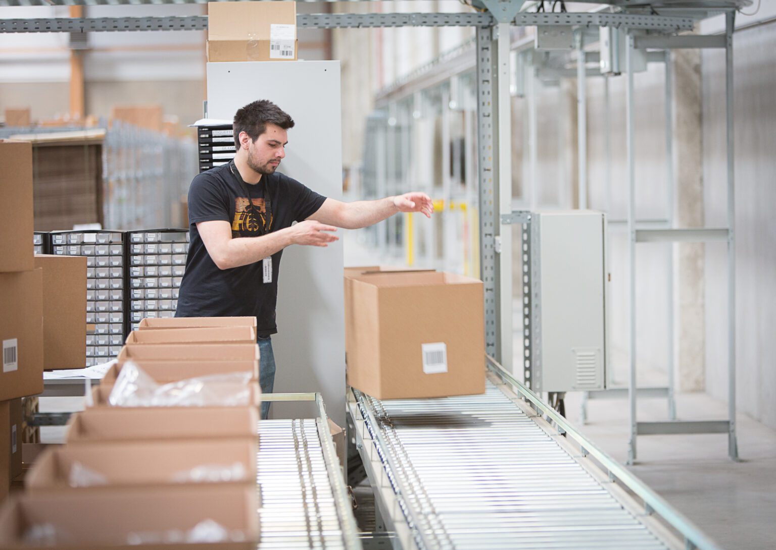 Roller Conveyors Complete Guide For Transporting Boxes And Parcels